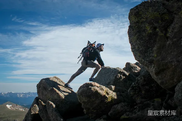 高清摄影 一张男人攀登山峰的照片