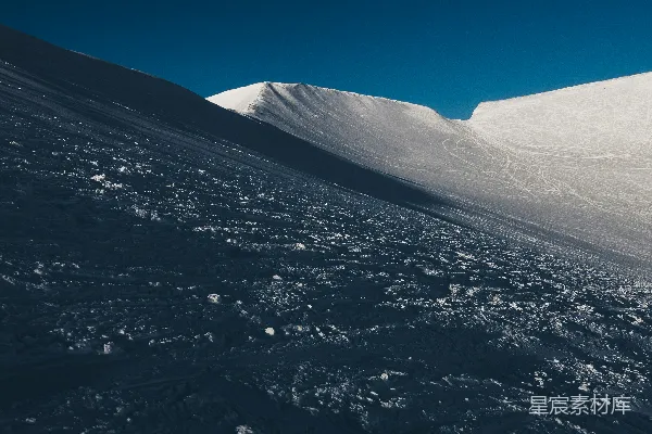 高清摄影 一个男人正在滑雪坡上滑雪。