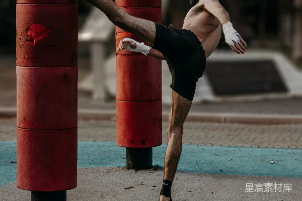 高清摄影 一个男人在公园里踢腿拳。