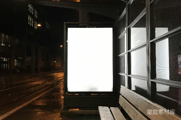 高清摄影 一个木制长凳紧挨着一块白板。