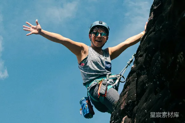 高清摄影 一个男人正在攀爬山壁