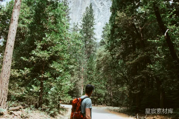 高清摄影 带着红色露营背包的男人在山附近