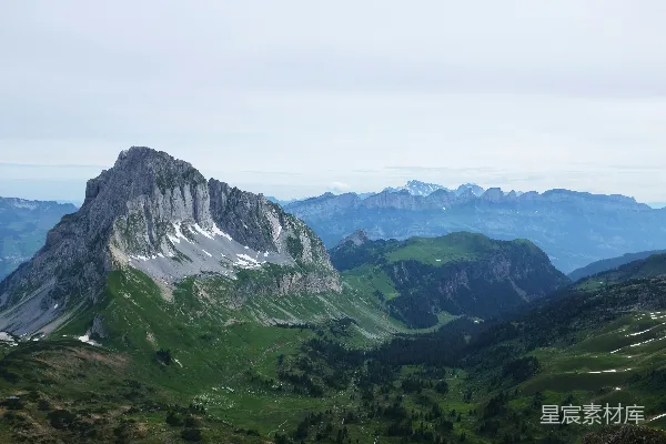 高清摄影 在白天，一个人在蓝天白云下给山拍照。
