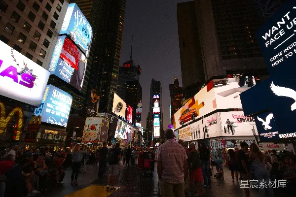 高清摄影 人们在夜间街道上行走