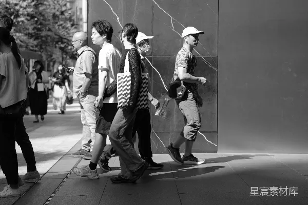 高清摄影 城市街道上人们穿着黑色和白色的身影。