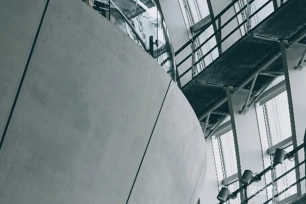 现代建筑具有有趣的角度和形状。