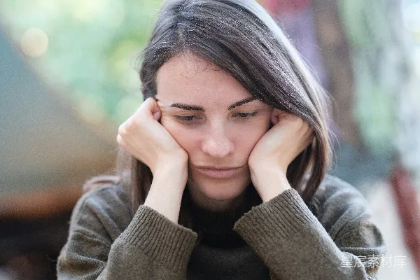 高清摄影 一个女人用手托着头。