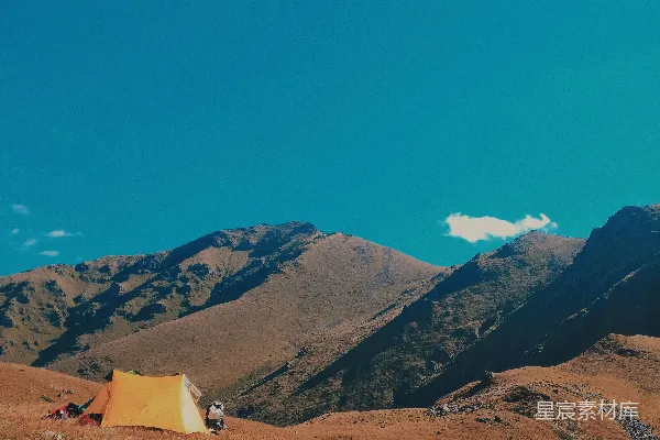 高清摄影 在山上的橙色帐篷