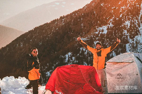 高清摄影 一群人在雪地里围着帐篷站着。