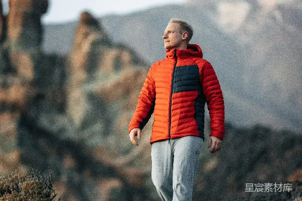 高清摄影 站在岩石山顶上的男人