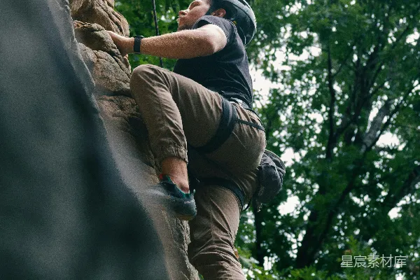 高清摄影 一个男人正在攀登悬崖的侧面
