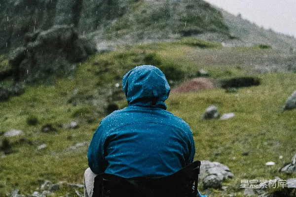高清摄影 坐在椅子上的人在外面。