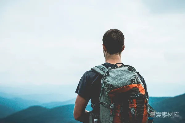 高清摄影 一个男人背着徒步旅行包在户外。