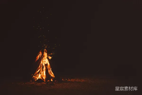 高清摄影 篝火在夜晚的棕色沙滩上