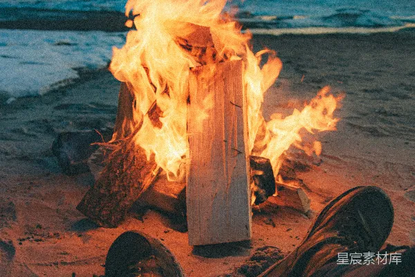 高清摄影 坐在海滩篝火前的人