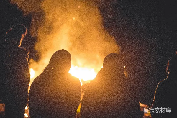 高清摄影 四个人的剪影站在火前