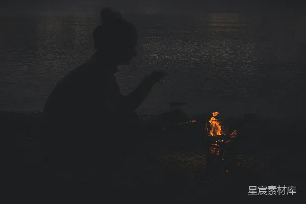 高清摄影 一个女人坐在篝火前的夜晚