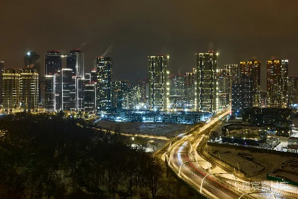 城市夜景中灯火辉煌的高楼大厦