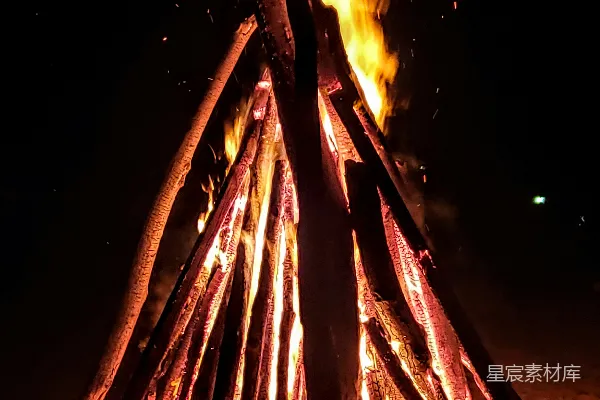 高清摄影 篝火夜燃