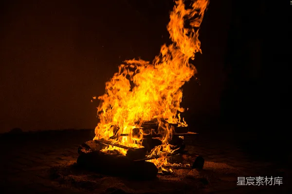 高清摄影 在夜间，黑色的圆形火坑里燃烧着火焰。