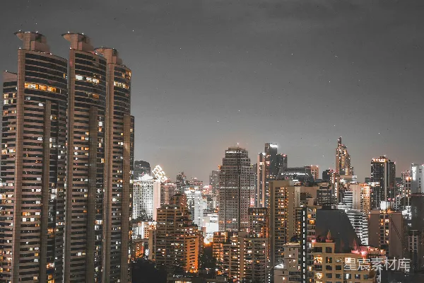 城市夜景灯火辉煌，许多建筑亮起灯光。