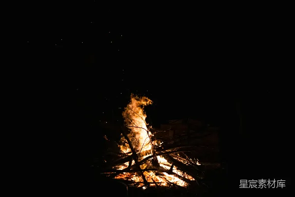 高清摄影 夜晚的一堆大篝火