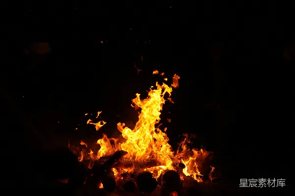 高清摄影 在黑暗中点燃了一堆明亮的橙色火焰。
