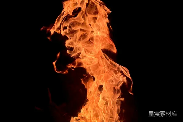 高清摄影 明亮的橙色火焰在黑暗的黑色背景前升起。