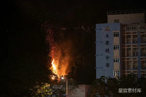 高清摄影 夜幕下，建筑物旁突然燃起熊熊烈火。