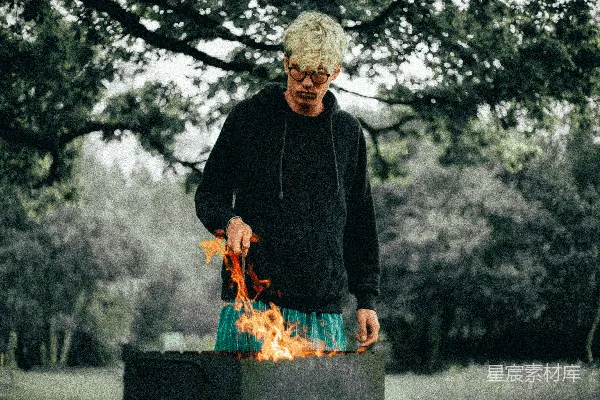 高清摄影 站在火堆前的男人