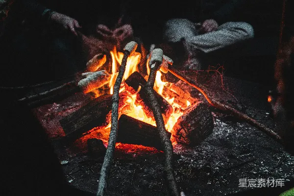 高清摄影 烤棉花糖的人