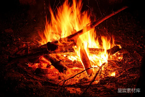 高清摄影 篝火在夜晚燃烧得明亮，火星闪烁。