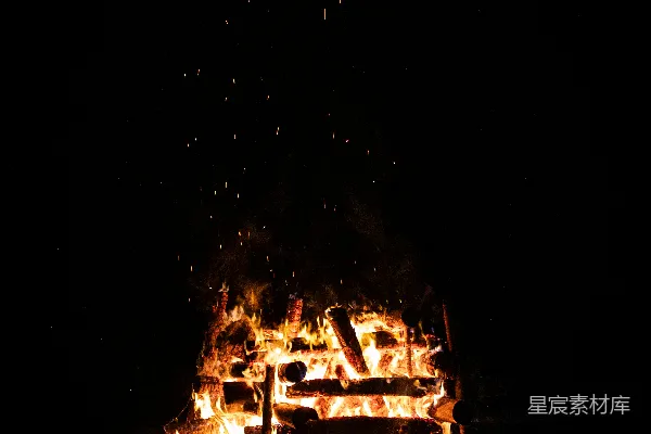 高清摄影 夜晚熊熊燃烧的篝火，火花四溅