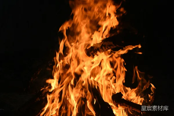 高清摄影 篝火在黑暗的夜晚明亮地照耀着。