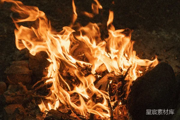 高清摄影 地上燃烧着的火
