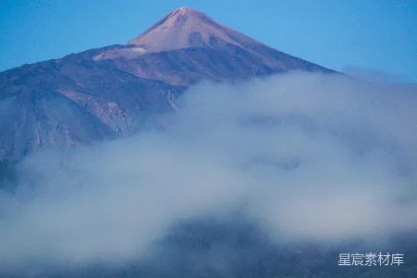 白天山间云雾