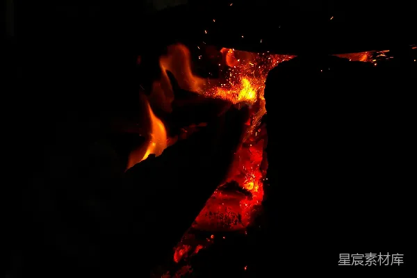 高清摄影 夜晚，篝火熊熊燃烧，火星四溅。