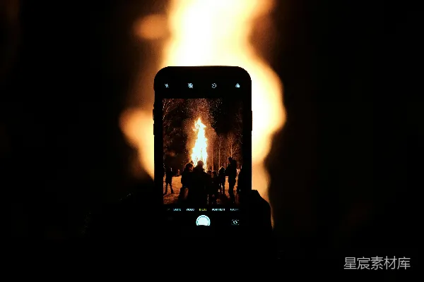 高清摄影 黑色的iPhone 5显示出火苗。