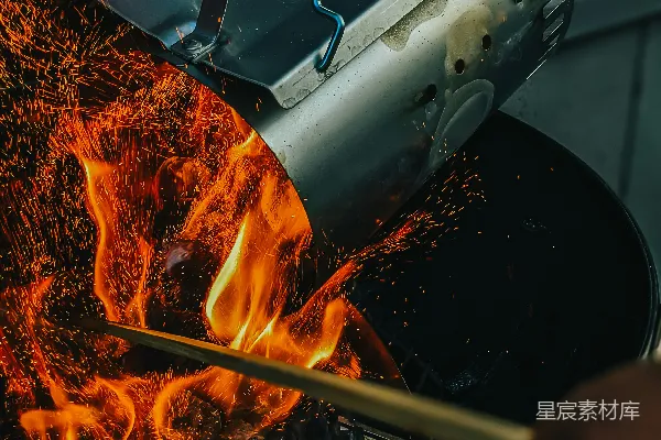 高清摄影 一个人正在烤架上烹饪东西。