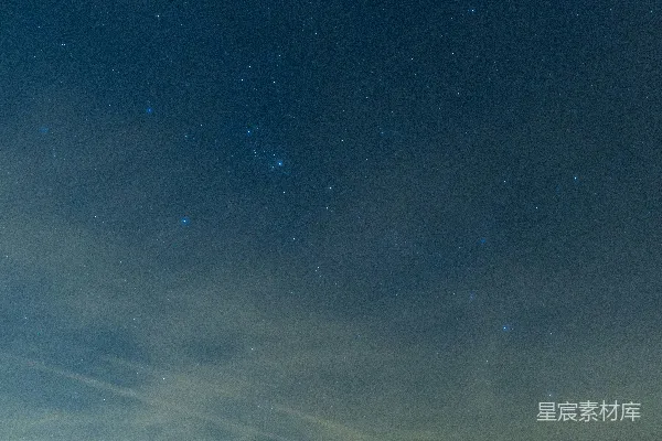 高清摄影 在星空点点的夜空下，田野里有一个篝火。