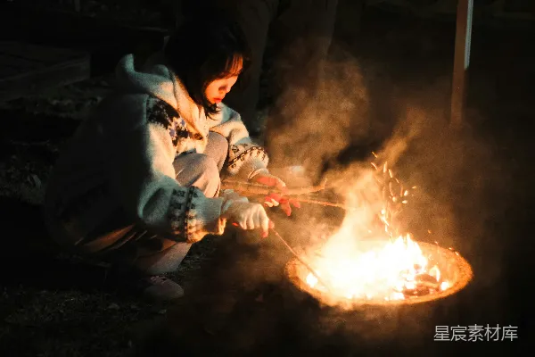 高清摄影 孩子在篝火旁烤棉花糖。