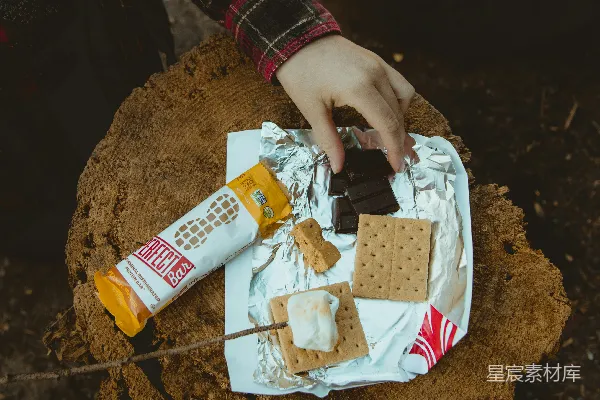 高清摄影 巧克力旁边的小饼干