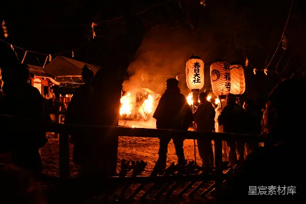 高清摄影 一群人围坐在篝火旁。