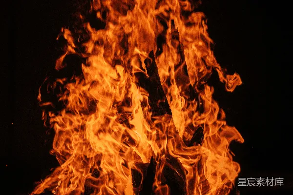 高清摄影 篝火在夜晚熊熊燃烧。