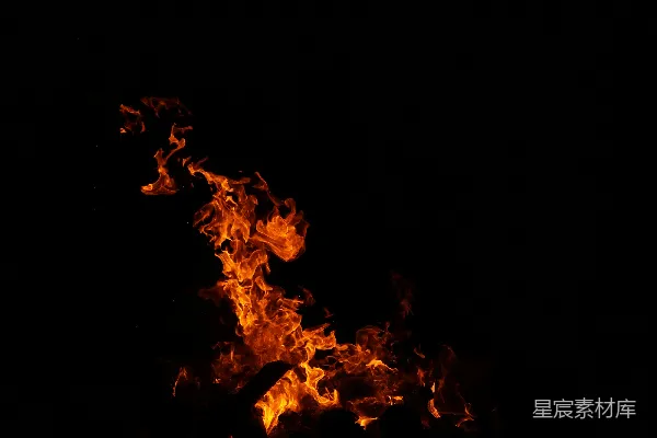 高清摄影 在黑暗的背景下，有一团火焰在燃烧。