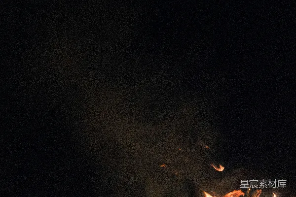 高清摄影 夜晚篝火熊熊燃烧，烟雾袅袅升起。