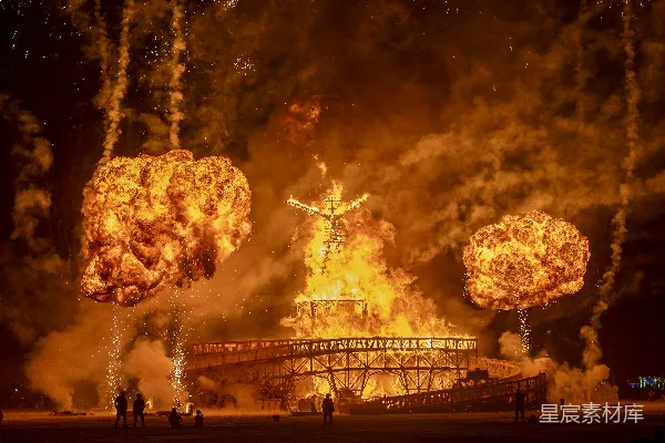 高清摄影 巨大人偶在夜晚燃起爆炸和烟花。