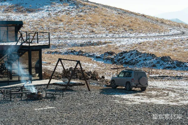 高清摄影 一辆车停在建筑物前面。