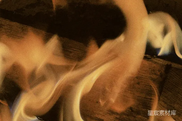 高清摄影 壁炉里的燃烧木头周围跳动着火焰。