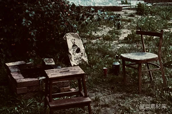 高清摄影 几把椅子坐在草地上
